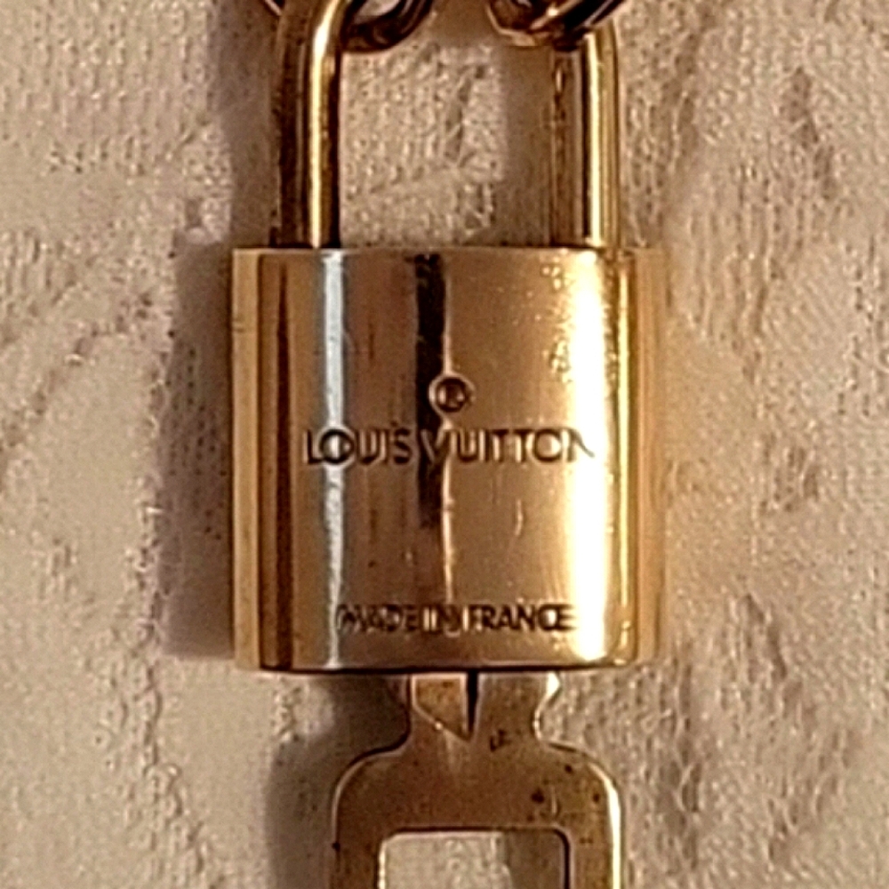 🔐 Louis Vuitton #309 LV Padlock & Key Set w/ Curb Link Gold-tone Necklace NEW! - Picture 5 of 7